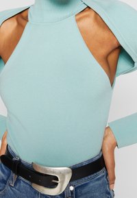 Alice + Olivia Strickpullover - light blue