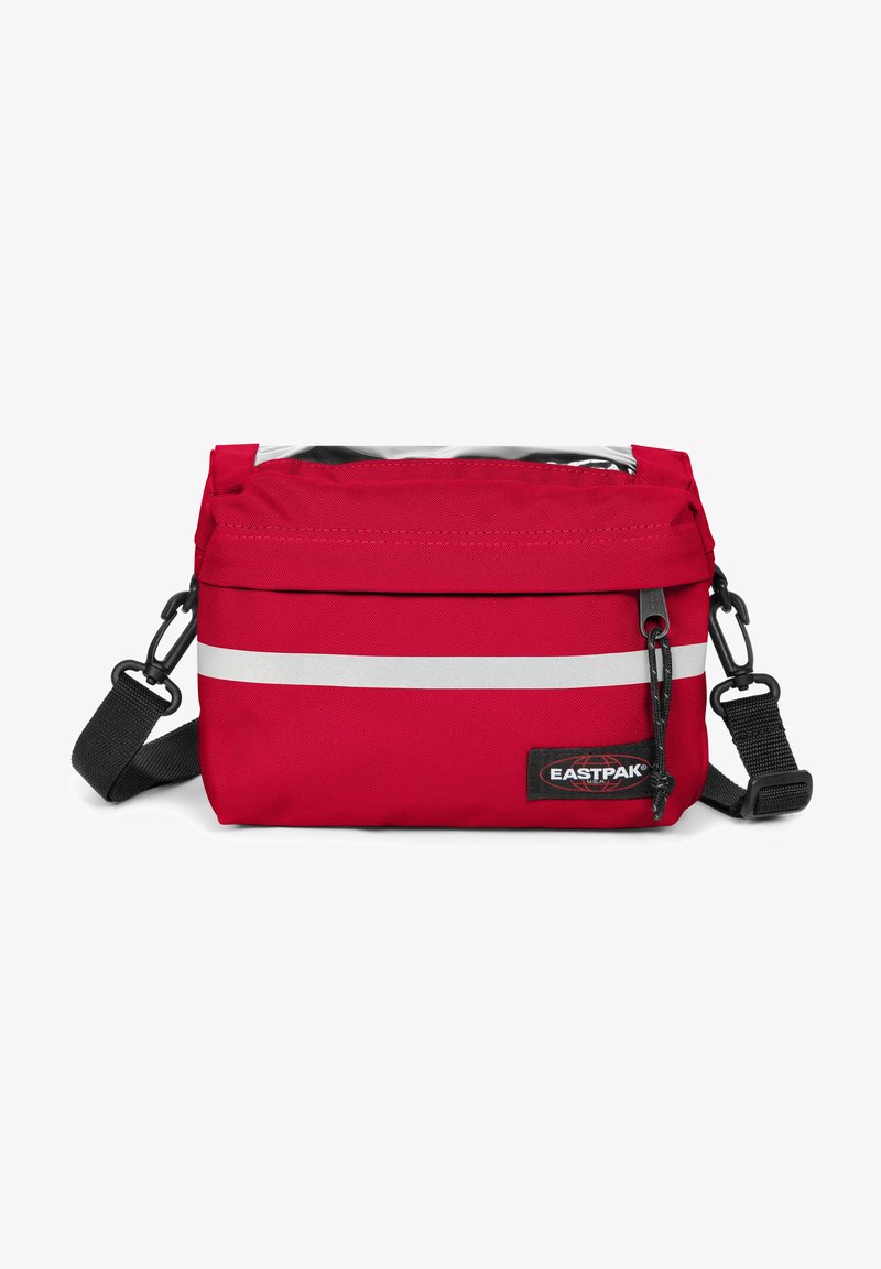 Rode stoffen schoudertas met verstelbare zwarte band, voorzien van een transparant vak en een reflecterende grijze streep. Eastpak-logo zichtbaar.