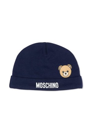 Czapka beanie w kolorze granatowym z podwiniętym brzegiem, z małą buźką misia i białym napisem "MOSCHINO" z przodu.