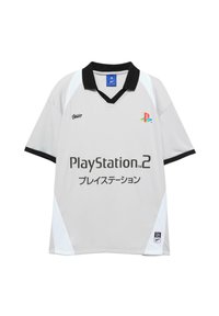 Grå kortærmet trøje med sort krave, der har "PlayStation 2" tekst og logo i farver. Indeholder hvide sidelister og branding.