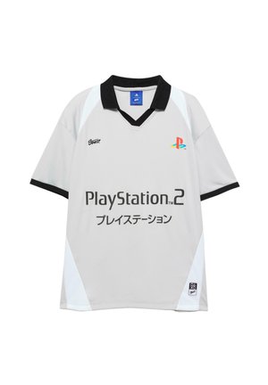 Tricou gri cu mânecă scurtă, cu guler negru, având textul și logo-ul "PlayStation 2" colorat. Include accente laterale albe și branding.