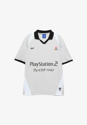 Sivina kratka majica z črnimi rokavi, ki prikazuje barvno besedilo in logo "PlayStation 2". Vključuje bele stranske poudarke in blagovno znamko.