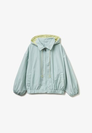 Veste à capuche bleu clair avec fermeture éclair à l'avant, capuche à cordon, deux poches avant, poignets élastiques et ourlet élastique, posée à plat sur fond blanc.