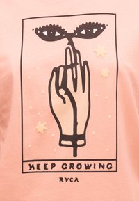 Εικονογράφηση χεριού με δύο δάχτυλα που αγγίζουν στυλιζαρισμένα μάτια, περιτριγυρισμένα από αστέρια και κουκκίδες, πλαισιωμένη με το κείμενο «Keep Growing» από κάτω σε ροζ φόντο.