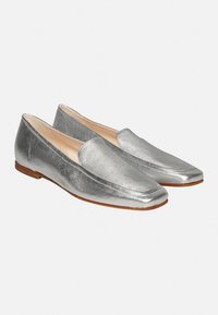 Silberne, metallische Loafers mit einem schlanken, quadratischen Zehendesign, glatter Textur und einer braunen Leder-Sohle. Minimalistische Gestaltung mit klaren Linien.