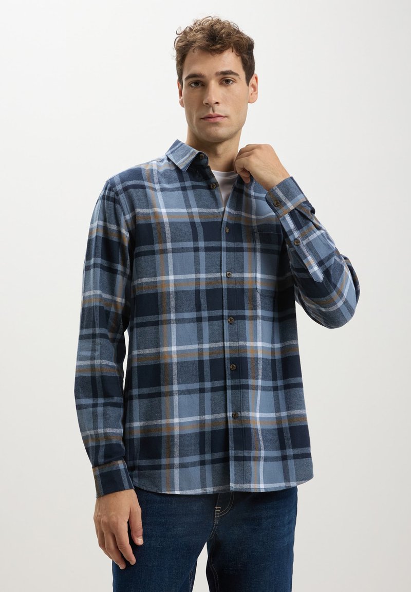 Camicia a quadri blu e grigia con colletto button-down, maniche lunghe e dettagli marroni; tessuto morbido e vestibilità rilassata.