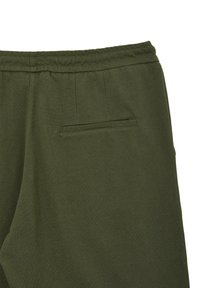 Vista posteriore di pantaloni verde oliva con cintura elastica e una tasca a filetto sul lato destro.