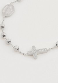 Strieborný náramok s retiazkou a lesklými korálkami, na ktorom je horizontálny krížový prívesok zdobený malými priehľadnými drahokamami.
