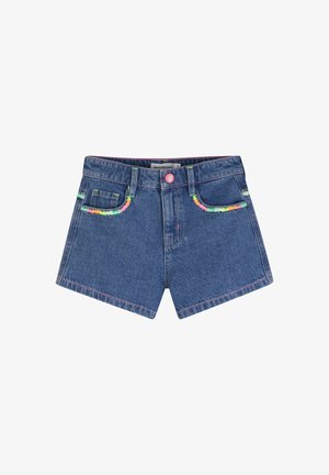 Szorty dżinsowe z przednimi kieszeniami, różowym guzikiem oraz wielokolorowymi frędzlami na krawędziach kieszeni na białym tle.