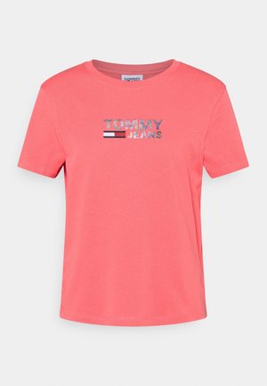 Koraalroze T-shirt met korte mouwen en ronde hals, met de tekst "Tommy Jeans" en logo in metallic print op de borst.