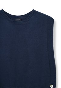 Pull en tricot bleu marine avec un col rond et des finitions côtelées. Présente des panneaux latéraux texturés et un accent en bouton argenté sur l'ourlet.