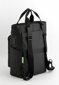 Svart ryggsäck med hållbart material, utrustad med dubbla handtag, justerbara remmar, en zippered sidoficka och en grön tagg som accent.