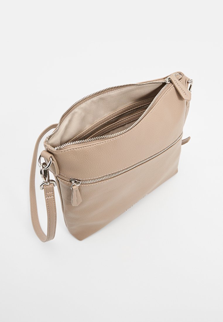 Sac bandoulière en cuir beige avec une finition texturée, fermeture zippée et sangle ajustable. Il dispose d'un intérieur spacieux et d'une poche zippée externe.