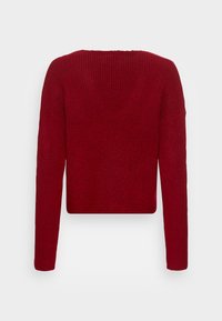 Pull en maille côtelée à manches longues de couleur rouge profond, présenté de dos avec un col rond et un ourlet légèrement court.