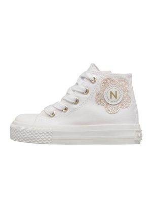 Sneaker bianca in tela con tomaia alta, lacci bianchi, suola in gomma e patch a forma di fiore scintillante con logo "N" sulla caviglia esterna.