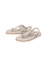 Beige sandaler med teksturerede stropper og en polstret sål, der har et dekorativt løbende design og en kontrasterende hvid sål.