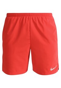 Shorts de sport rouges en tissu léger. Dotés d'une taille élastique et d'un petit logo Nike en forme de swoosh blanc en bas à droite.