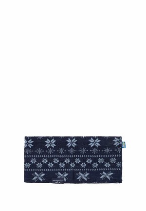 Bandeau en tricot bleu marine avec des motifs flocons de neige gris clair et une petite étiquette avec le drapeau suédois sur le côté.
