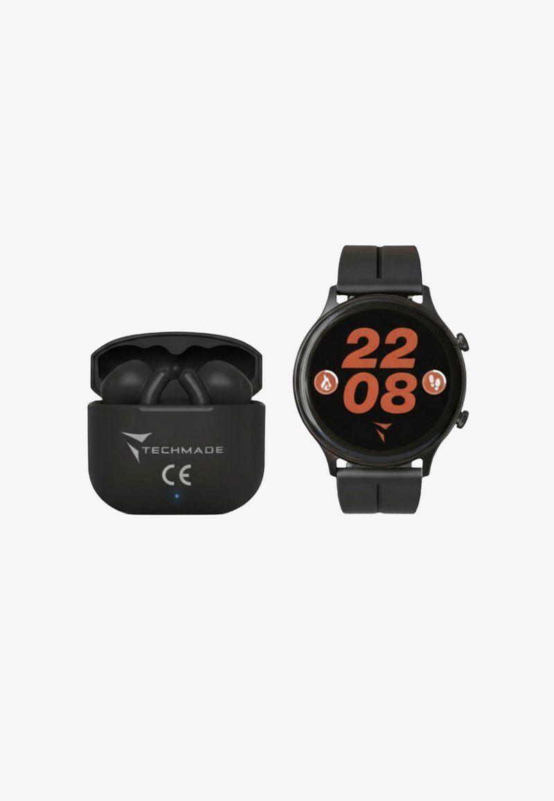 Zwarte draadloze oordopjes in een oplaadcase, naast een zwarte smartwatch met een zwart scherm en een oranje digitale display die de tijd en pictogrammen toont.