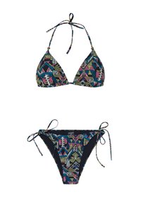 Set di bikini multicolore caratterizzato da un top triangolare e uno slip con lacci laterali. I tessuti presentano motivi geometrici e tropicali su uno sfondo scuro.