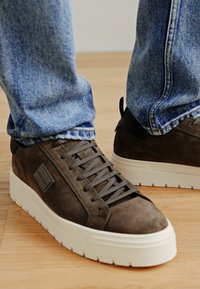 Antony Morato METAL HENLEY LOW-TOP SNEAKERS - Joggesko - clay