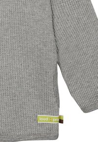 Grauer gestrickter Pullover mit strukturiertem Muster, seitlichem Schlitz und grünem Markenlabel am unteren linken Rand.