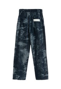 Pantalones azules con un patrón, con cintura elástica, que presentan un bolsillo lateral y una tela texturizada con un diseño pintoresco.