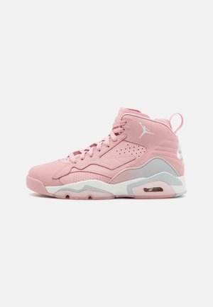 Roze hoge basketballsneaker met een witte en grijze zool, wit Jumpman-logo aan de zijkant, en witte Nike Air-opdruk op de hak.