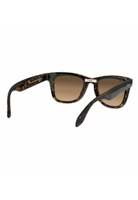 Occhiali da sole Wayfarer pieghevoli con un motivo tartarugato, lenti a gradiente marroni e un accento argento sulla montatura.