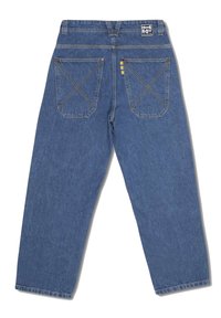 Modre kavbojke s ravnim krojem, ki imajo dve zadnji žepni s X-šivom in blagovno oznako na pasu.