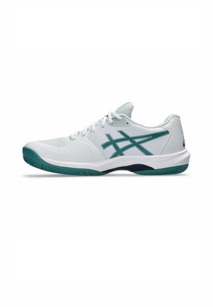 Weißer Sportschuh mit grüner Sohle und grünen Seitenstreifen, niedrig geschnittenes Design und weiße Schnürsenkel auf flachem weißem Hintergrund.