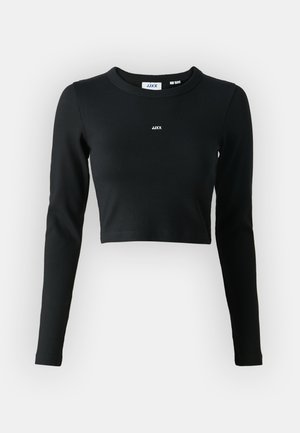 Top negro recortado de manga larga hecho de tela acanalada, con un escote redondo y un pequeño logo blanco en el centro.