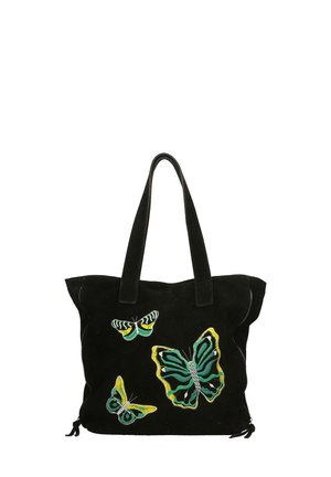 Sac fourre-tout en daim noir présentant trois papillons brodés en vert, jaune et blanc. Comprend deux poignées solides et un design spacieux.