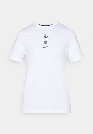 Weißes Baumwoll-T-Shirt mit rundem Ausschnitt, das ein marineblaues Grafikdesign eines Hahns auf einem Fußball sowie ein Nike-Logo darunter zeigt.