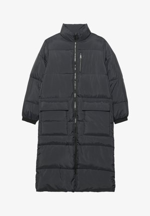 Dolga črna puhovka z visokim ovratnikom, sprednjim zadrgo in dvema velikima žepoma na blazini. Ima elastične manšete in prešito teksturo.