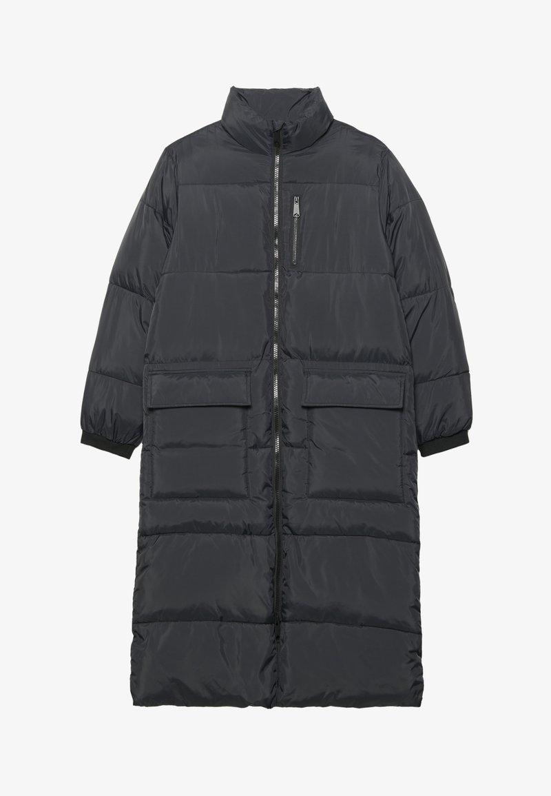 Lang sort pufferjakke med høj krave, frontlynlås og to store lomme med klap. Har elastiske manchetter og quiltet tekstur.