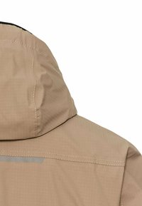 Beige, waterdichte jas met een hoge kraag en verstelbare capuchon. Het oppervlak heeft een subtiel diagonaal patroon en een reflecterende accent aan de achterkant.