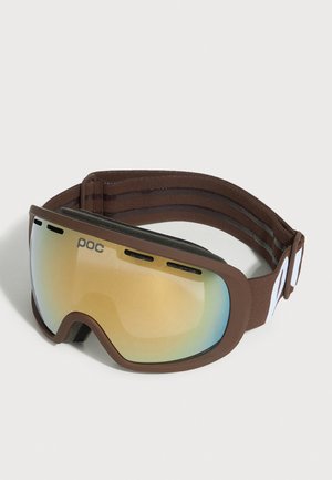 Lunettes de ski marron avec un verre réfléchissant teinté jaune et une sangle réglable avec des rayures noires et des accents de logo blancs.
