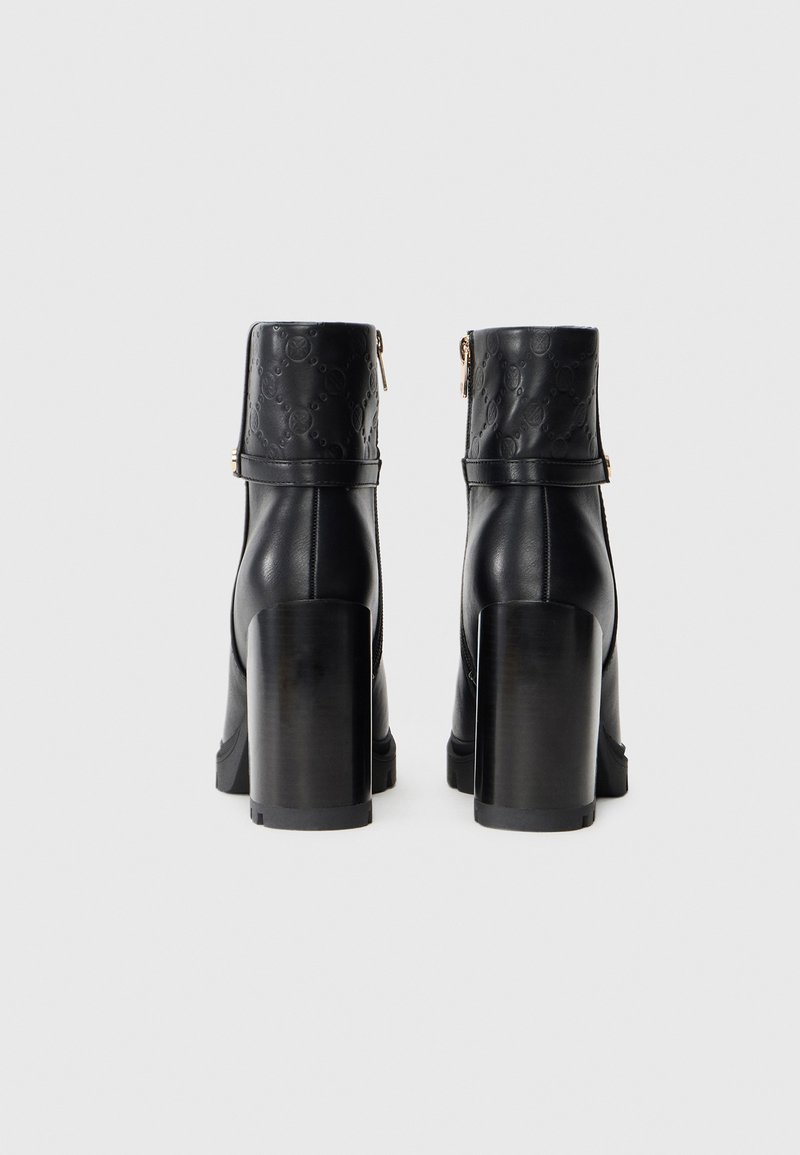 Stivaletti neri con tacco, in pelle liscia, con polsini in pelle stampata, con dettaglio della cerniera dorata e tacco alto e chunky.