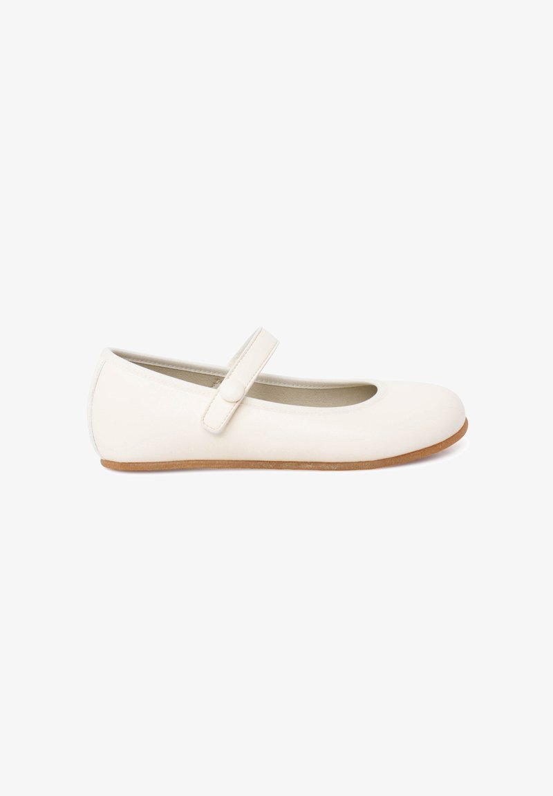 Chaussure plate Mary Jane blanche avec une seule lanière boutonnée et une semelle marron clair, présentée de profil sur fond blanc.