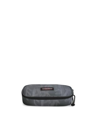 Estuche rectangular para lápices Eastpak de color gris oscuro con un sutil patrón de camuflaje y cierre de cremallera, mostrado sobre un fondo blanco.
