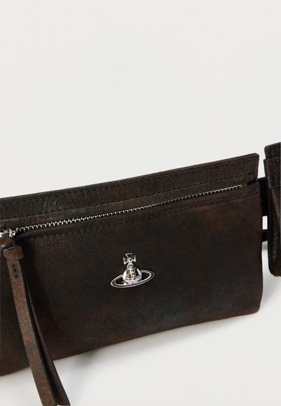 Σκούρο καφέ δερμάτινο τσαντάκι μέσης με ασημένιο φερμουάρ και μικρό ασημένιο σφαιρικό έμβλημα στο μπροστινό μέρος, σε λευκό φόντο.