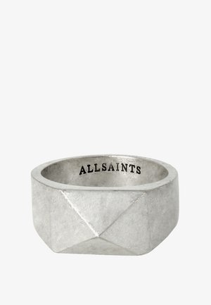 Bague géométrique en argent avec un design facetté, présentant une texture brossée et le logo "ALLSAINTS" gravé à l'intérieur de la bande.
