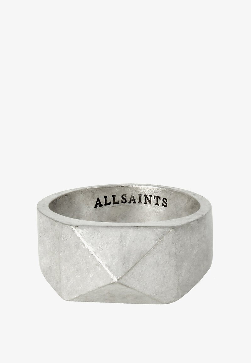 Anillo geométrico de plata con un diseño facetado, que presenta una textura cepillada y el logotipo "ALLSAINTS" grabado en el interior de la banda.