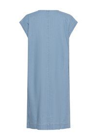Robe en denim bleu clair avec des manches courtes à ampoule, un col rond et des fentes sur les côtés. Présente une coupe droite et des détails de couture visibles.