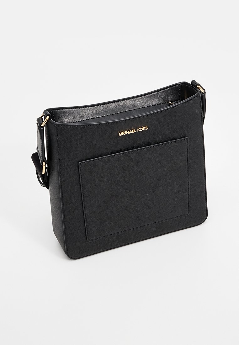 Schwarze synthetische Schultertasche mit goldenen Beschlägen, glatter Textur, einer Vorderasche und einem breiten Schulterriemen. Michael Kors-Logo sichtbar.