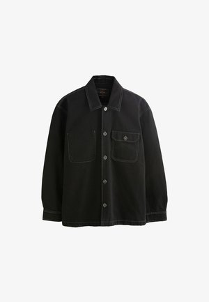 Schwarze Jeansjacke mit Kragen, vorderer Knopfleiste, zwei Brusttaschen und weißen Steppnähten. Lange Ärmel und lockere Passform.