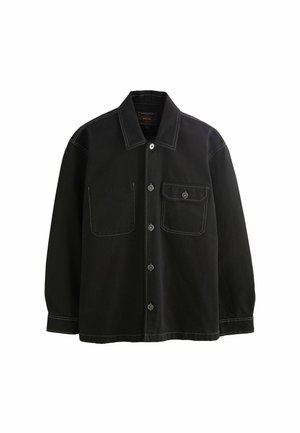 Sort bomuldsjakke med lange ærmer, knaplukning, to brystlommer, kontrasterende hvid søm og et klassisk kravedesign.