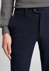 Selected Homme SLHSLIM-CARLO FLEX PANTS - Calças - navy blazer