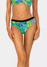 Zestaw bikini z kolorowym wzorem kwiatowym w odcieniach zieleni, niebieskiego i żółtego z czarnym pasem. Gładki materiał, klasyczny krój i odważny design.